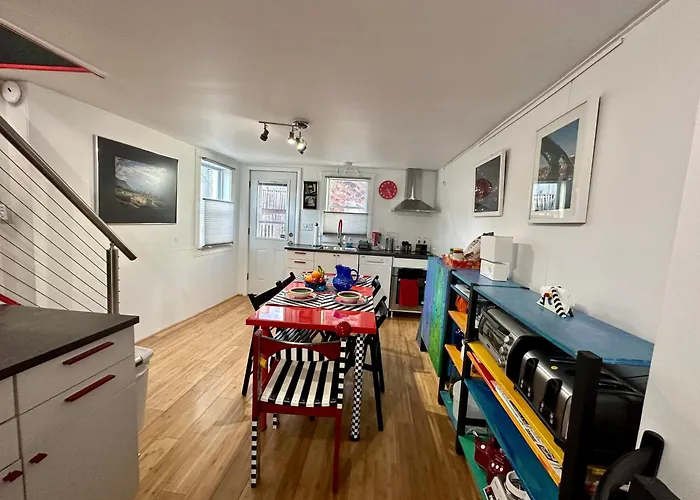 Unique Artsy 2 Bdrm Apt 1.5 Mi From Downtown