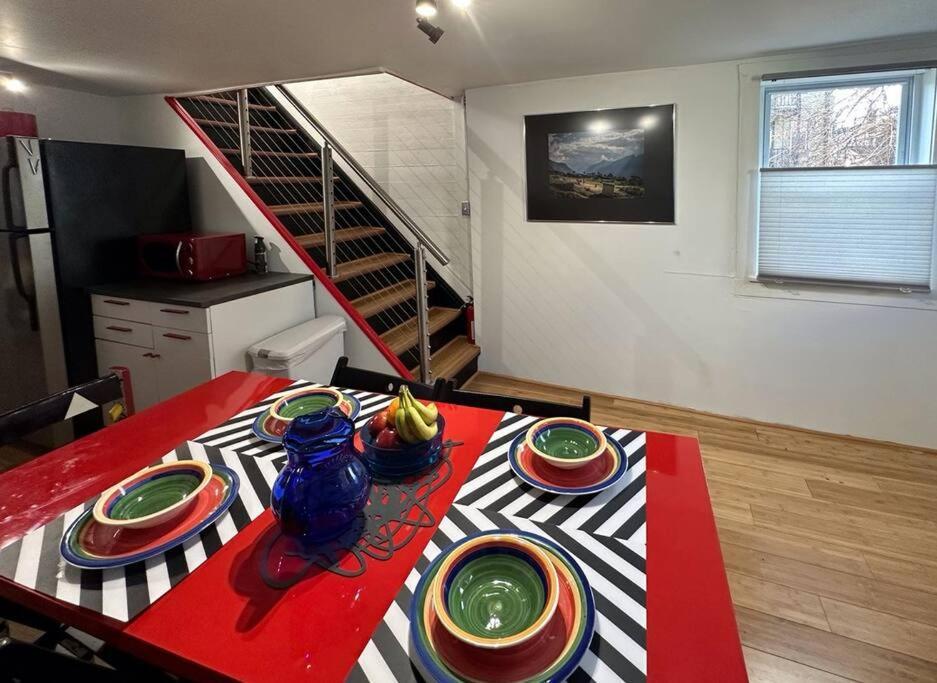 Unique Artsy 2 Bdrm 1.5 Mi From Downtown Appartement