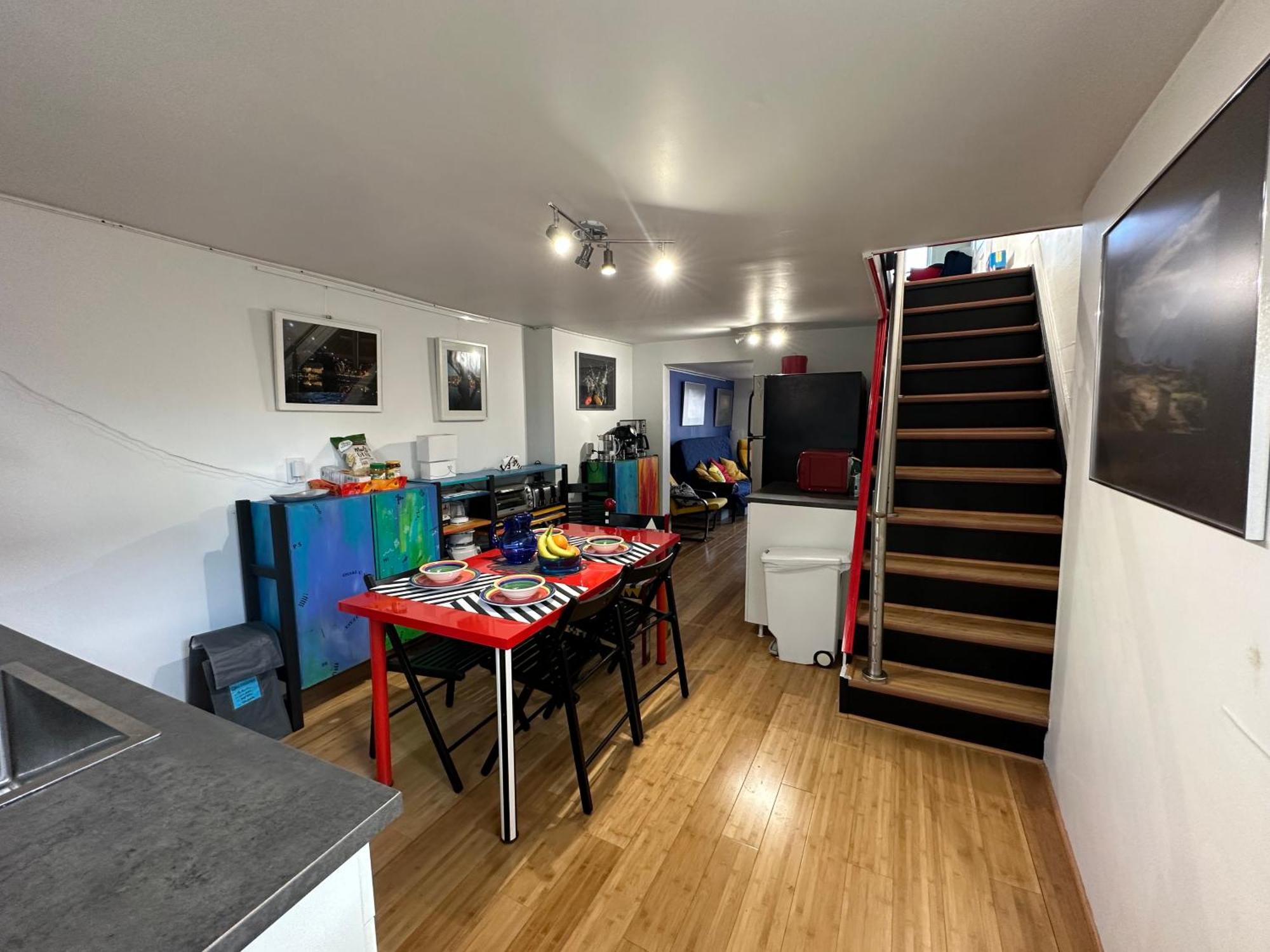 Unique Artsy 2 Bdrm 1.5 Mi From Downtown Appartement