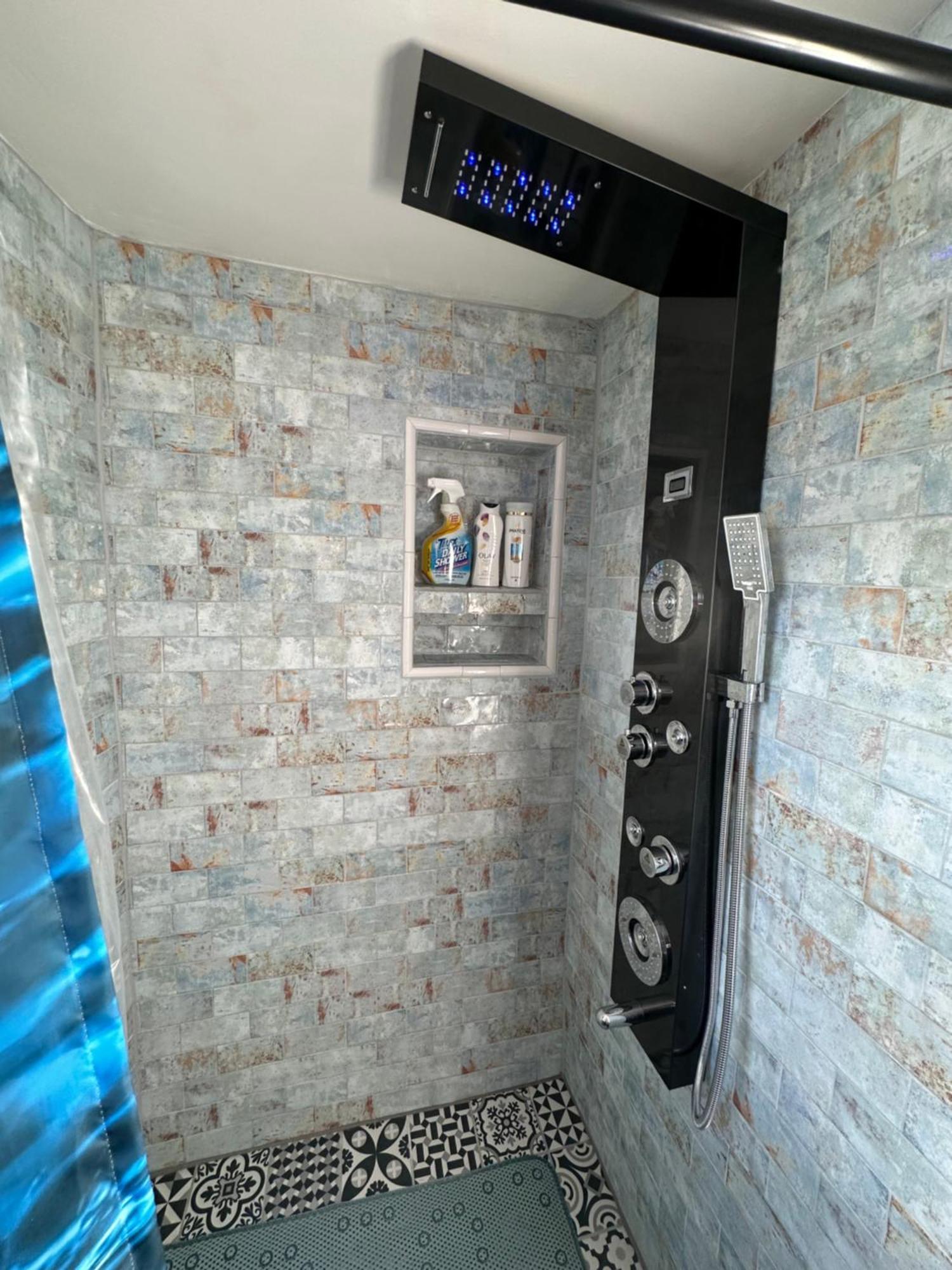 Unique Artsy 2 Bdrm 1.5 Mi From Downtown Appartement *
