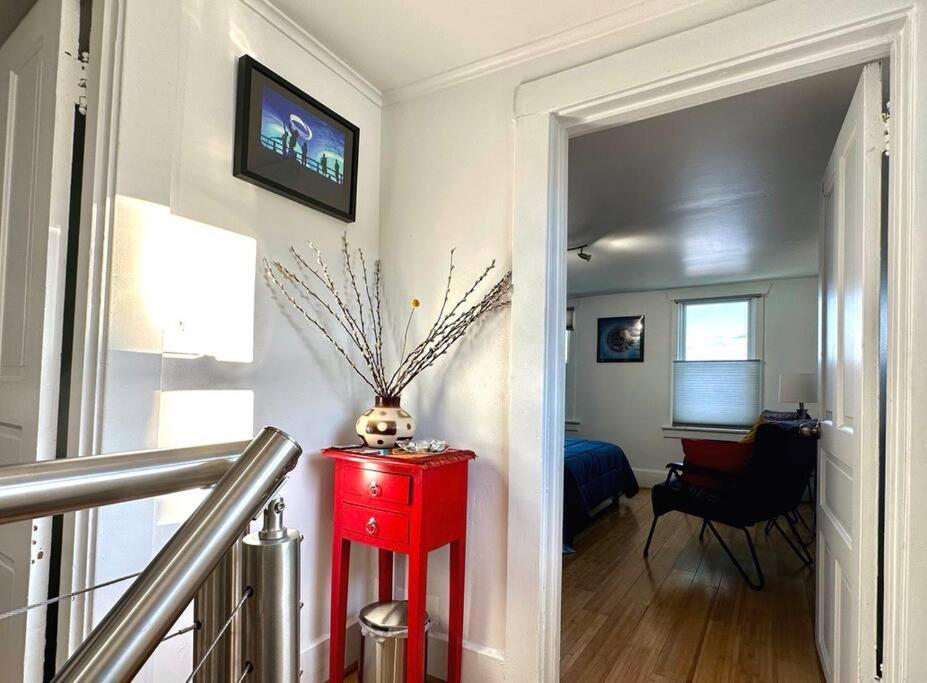 Unique Artsy 2 Bdrm 1.5 Mi From Downtown *